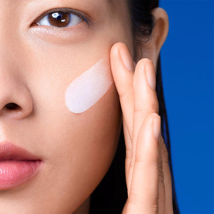 LA ROCHE-POSAY ANTHELIOS UVMUNE 400 Invisible Fluid SPF50+ 50 mL Applying on Face