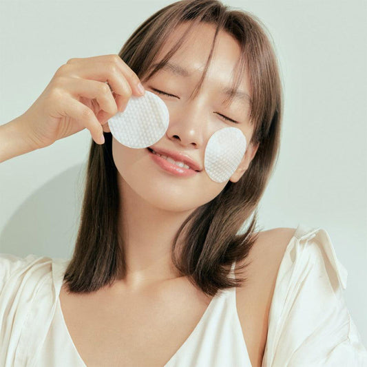Anua Heartleaf 77+ PHA Clear Pad 70 Pieces Applying on Face